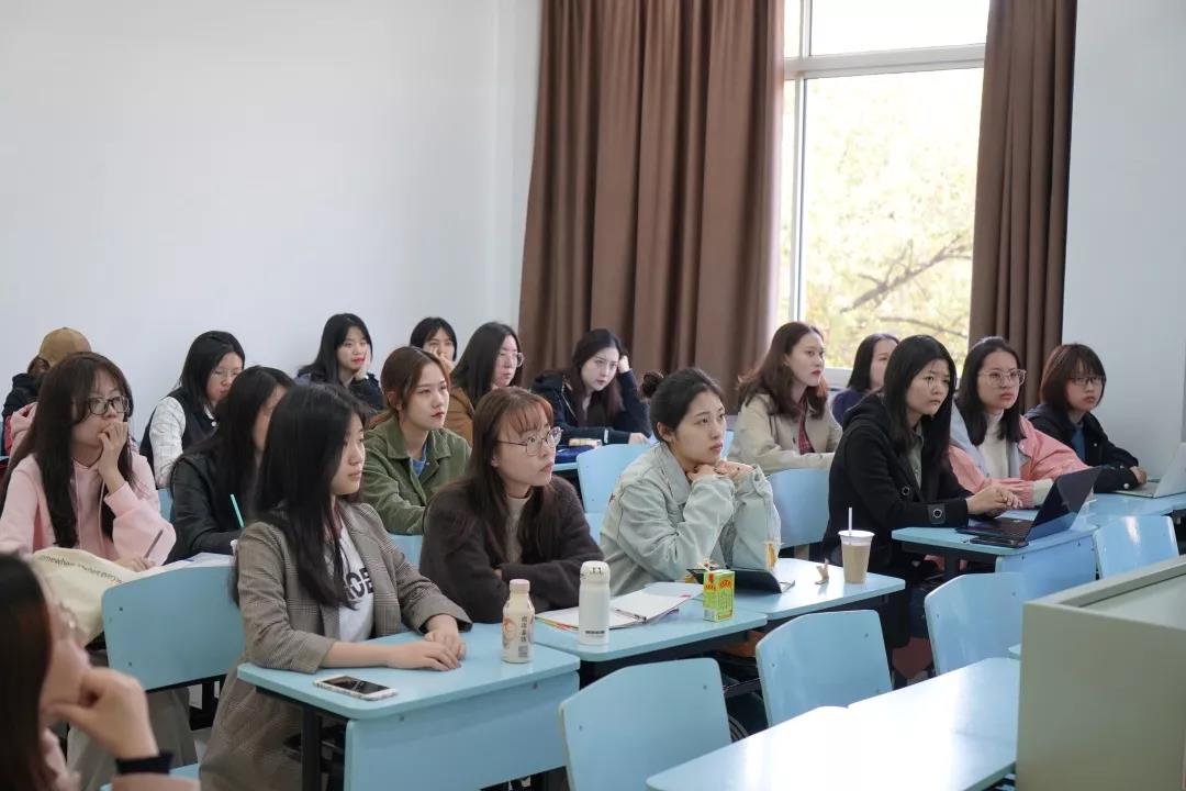 新闻传播学院党委副书记韦淑珍也在沙龙活动上介绍了学院开展"新思享"